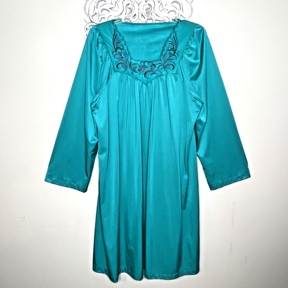 ShadowLine Other - SHADOWLINE size L Nightgown Long Sleeves Machine Embroidered Neckline GREEN USA